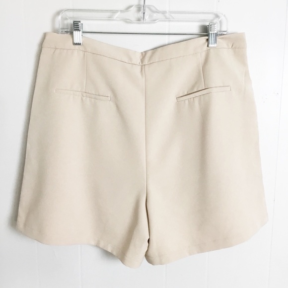 Showpo Plus Size Cream Shorts Size 12 New - Picture 4 of 4